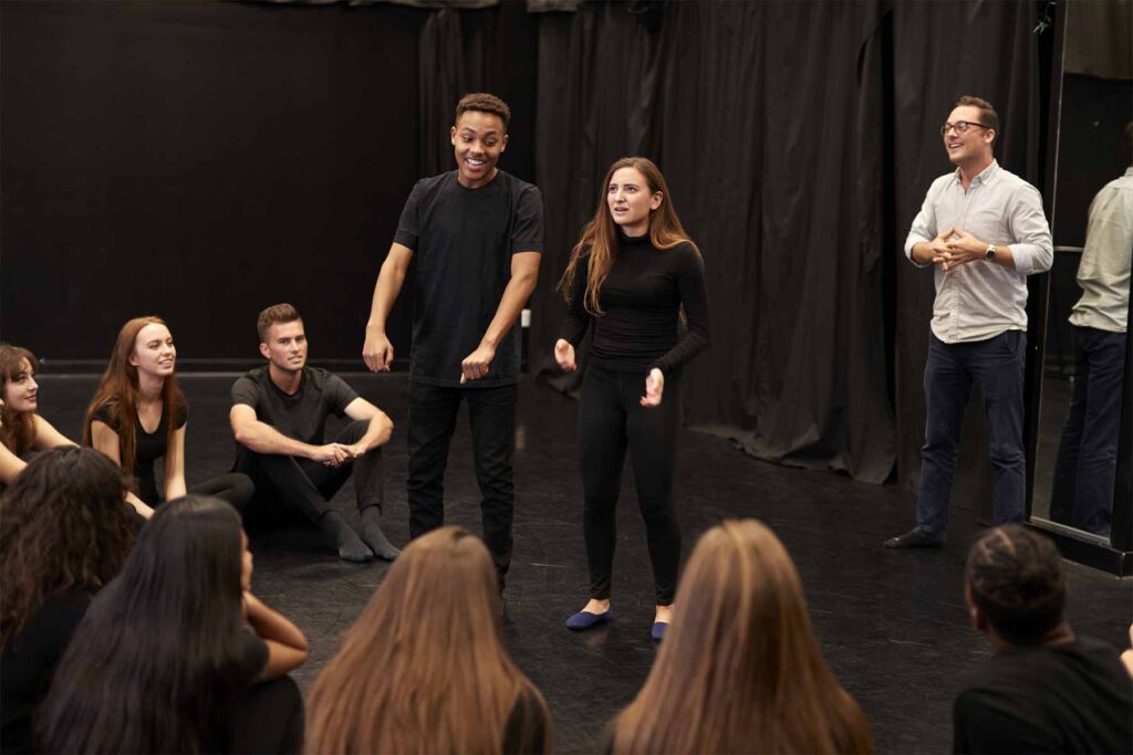 Grupo de teatro ensayando